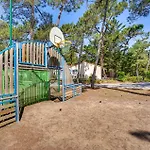 Hébergement de vacances Awesome In With Heated Swimming Pool