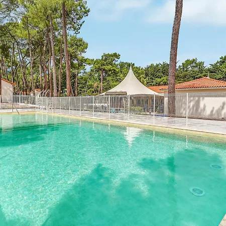 Hébergement de vacances Awesome In With Heated Swimming Pool *